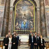 DELEGAÇÃO DE ALFÂNDEGA DA FÉ PRESENTE NA AUDIÊNCIA PAPAL Foi com enorme alegria e emoção que a Irmandade da Santa Casa da Misericórdia de Alfândega da Fé participou na Audiência Papal do dia 09 de outubro de 2024, no âmbito dos 80 anos da consagração do concelho de Alfândega da Fé ao Imaculado Coração de Maria. Uma honra integrar esta delegação que permitiu ao senhor Provedor, com muita emoção, pedir a bênção de Sua Santidade, o Papa Francisco, para a Irmandade da Santa Casa da Misericórdia de Alfândega da 