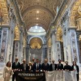 DELEGAÇÃO DE ALFÂNDEGA DA FÉ PRESENTE NA AUDIÊNCIA PAPAL Foi com enorme alegria e emoção que a Irmandade da Santa Casa da Misericórdia de Alfândega da Fé participou na Audiência Papal do dia 09 de outubro de 2024, no âmbito dos 80 anos da consagração do concelho de Alfândega da Fé ao Imaculado Coração de Maria. Uma honra integrar esta delegação que permitiu ao senhor Provedor, com muita emoção, pedir a bênção de Sua Santidade, o Papa Francisco, para a Irmandade da Santa Casa da Misericórdia de Alfândega da 